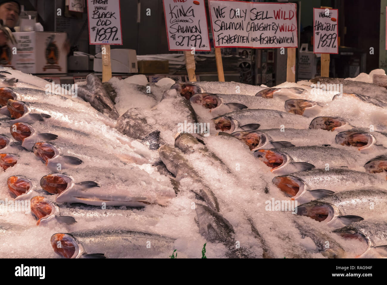 Wilde Lachse auf der Anzeige für den Verkauf am Pike Place Market in Seattle, Washington, United States. Stockfoto