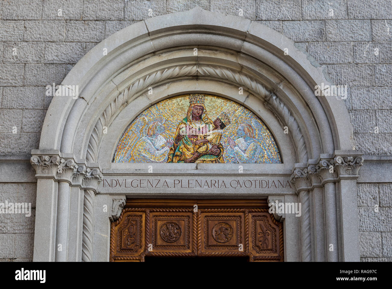 Schwarze Madonna mit Kind Mosaik - Wallfahrtskirche Castelmonte in der Nähe von Cividale del Friuli, Friaul Julisch Venetien, Italien Stockfoto