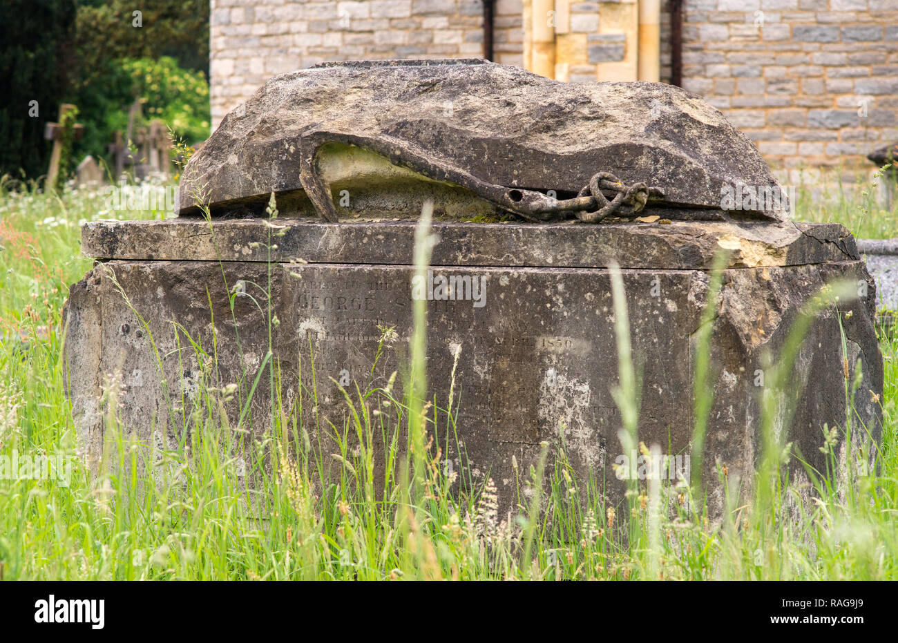 Grab von Kapitän George Smith in Southampton, alten Friedhof. Das Denkmal ist auf die Form der Rettungsboote er fo Verwendung auf raddampfern entwickelt wurde. Stockfoto