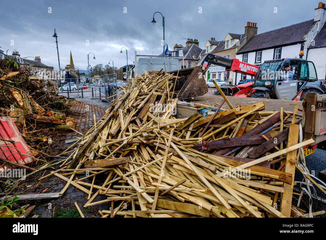 Aufbau der Biggar hogmanay Lagerfeuer in der High Street, Rotorua, South Lanarkshire, Schottland Stockfoto