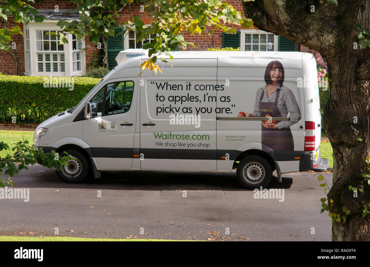 Ein waitrose Lieferwagen Lieferung an eine Adresse in einem grünen Vorort Stockfoto