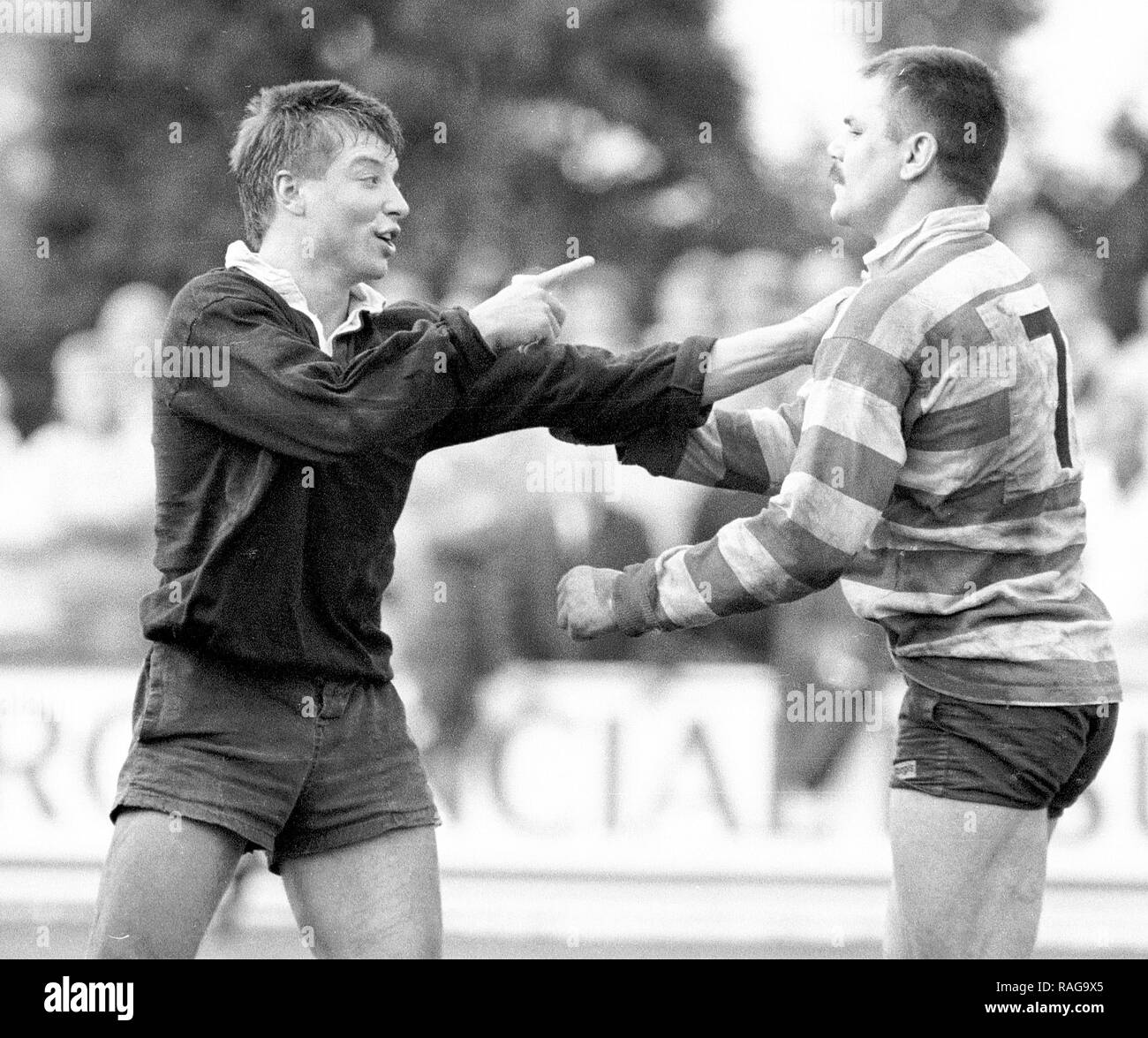 Roehampton, Vereinigtes Königreich. Rugby. London Div v Australien. 1988 Links, Wespen' Rob Andrew's zeigen Sie die Fehler der Rosslyn Pk-player Play [Nigel BOND?] [Pflichtfeld Kredit; Peter Spurrier/Intersport Bilder] Stockfoto