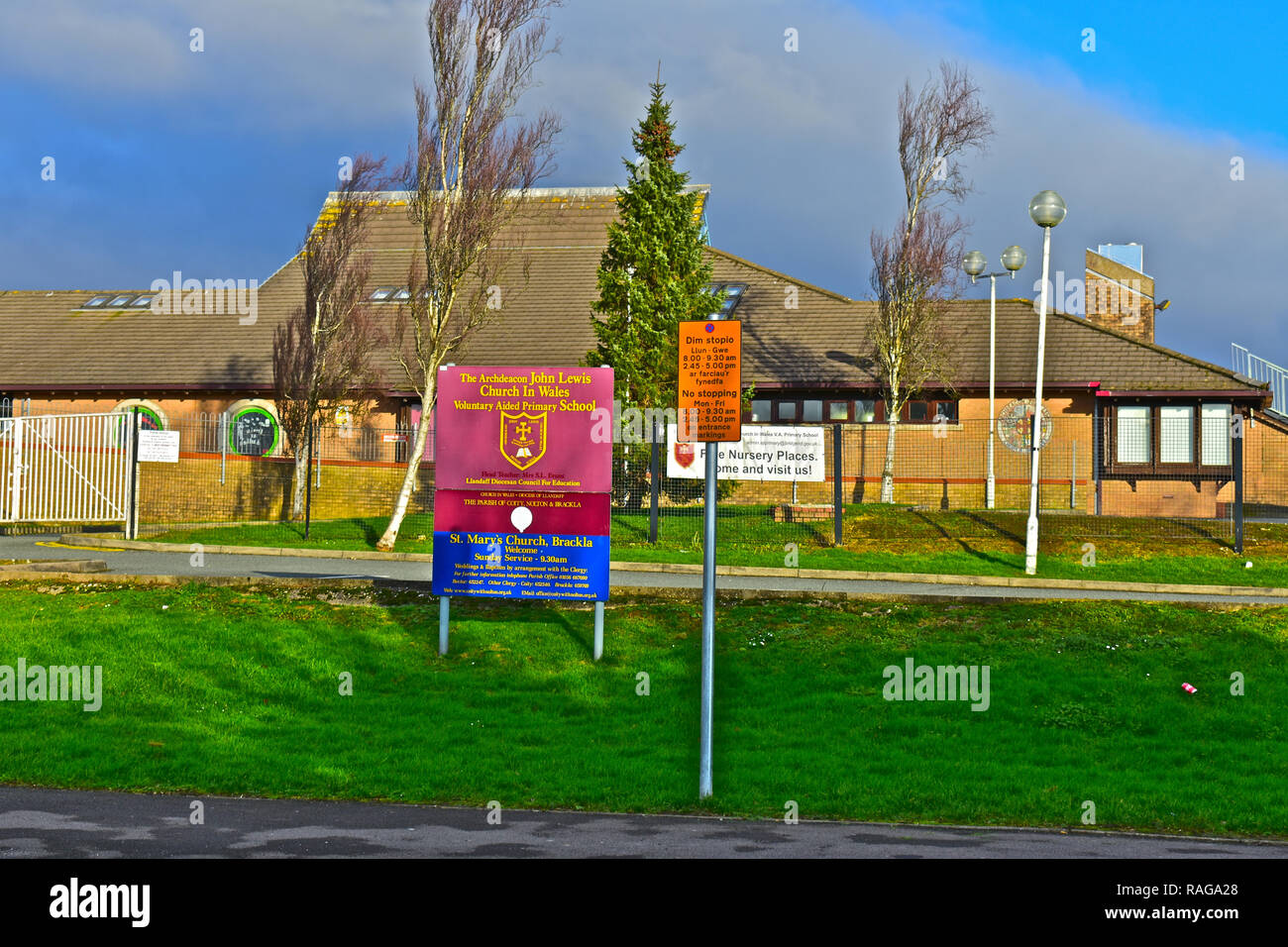 Die archdeacon John Lewis Kirche in Wales Grundschule auf brackla Immobilien. Am Sonntag wird es als St Marys Kirche verwendet. Stockfoto