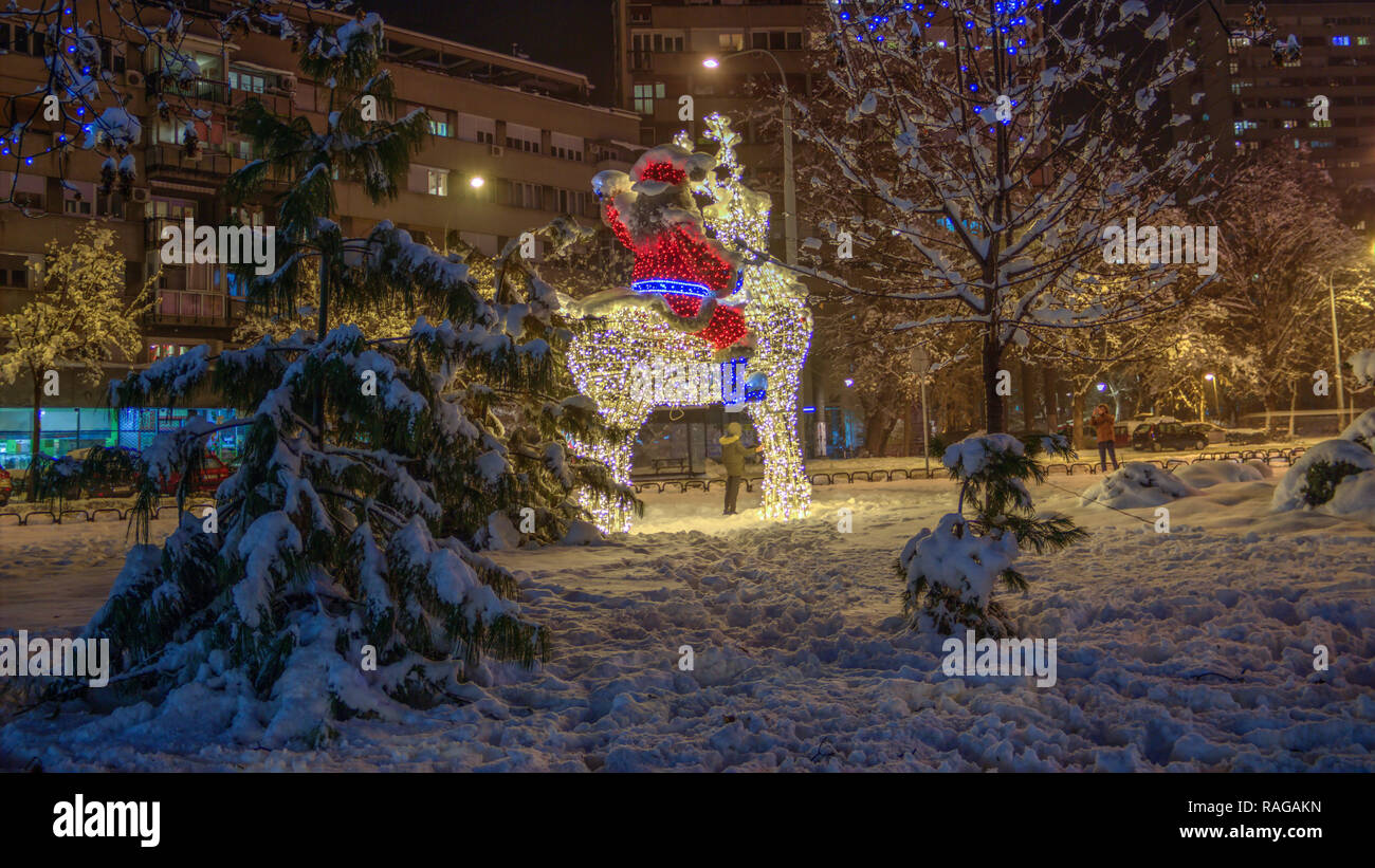 Zemun, Belgrad, Serbien - Schnee beleuchtete Santa Claus Dekoration in einem Park auf Weihnachten und das Neue Jahr platziert Stockfoto