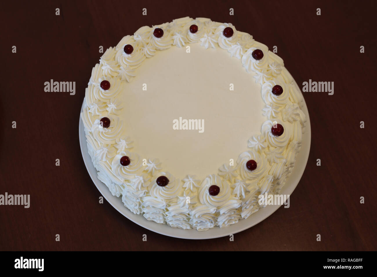 Hausgemachte Creme und preiselbeere Kuchen. Schön mit Sahne nach oben geleitet. Mit einigen frischen Beeren dekoriert. Professionelle wie & detaillierte. Stockfoto