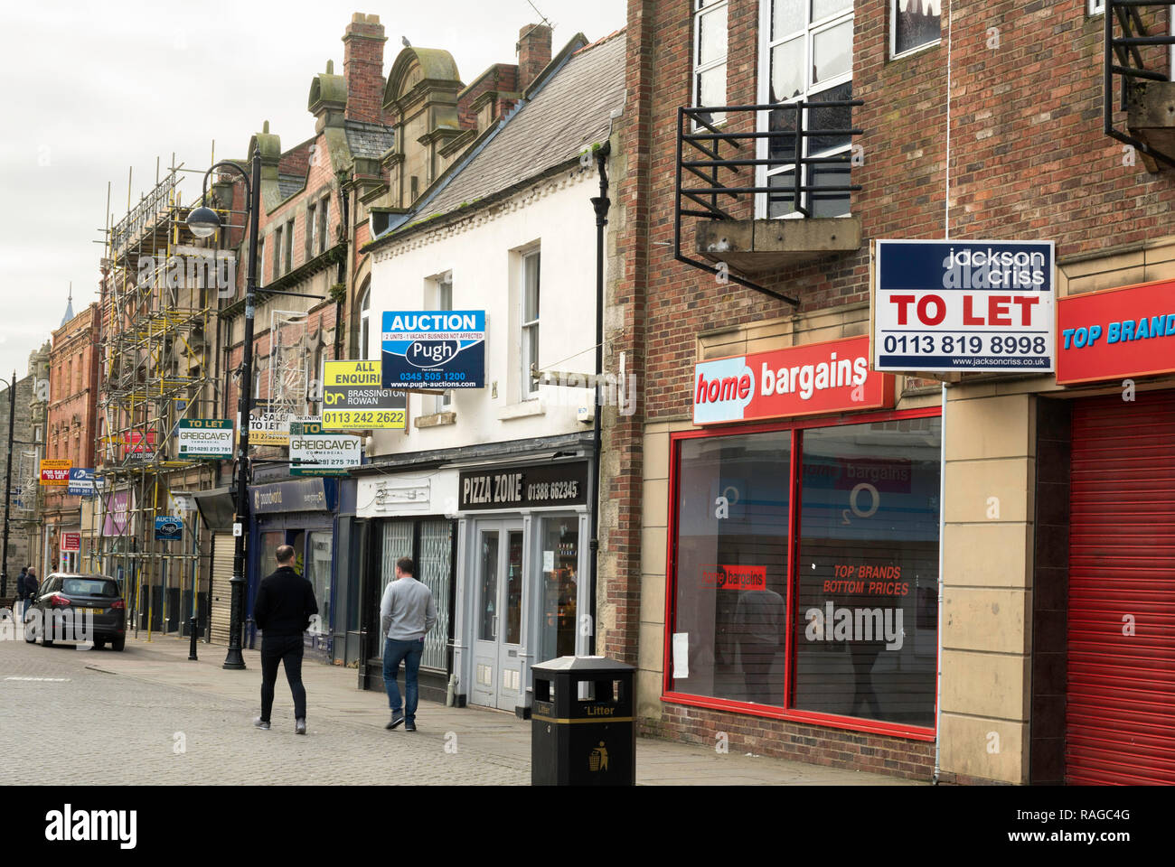 Reihe der leeren Geschäfte mit zum Verkauf und schildern zu lassen, Bishop Auckland, Co Durham, England, Großbritannien Stockfoto