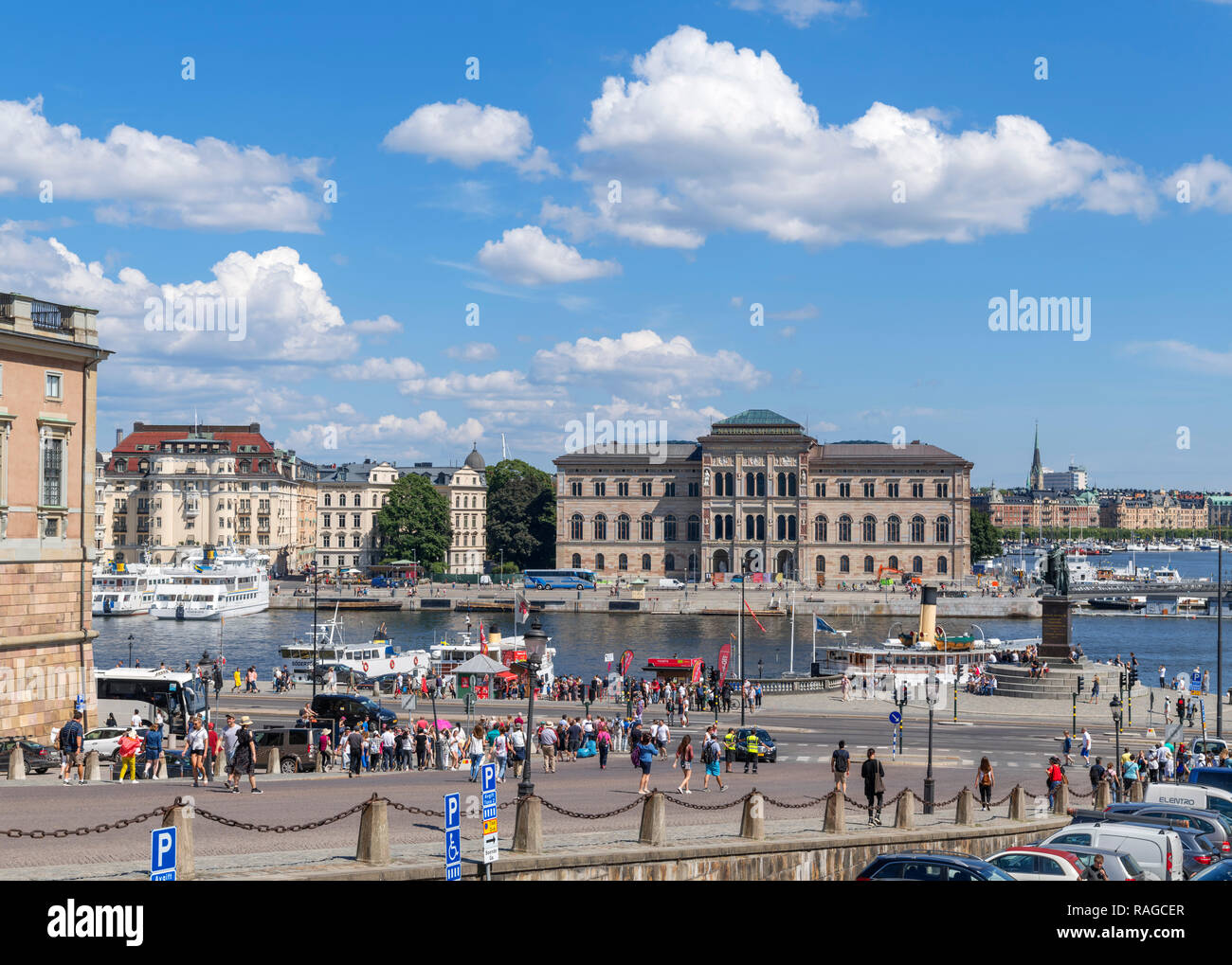 Blick hinunter in Richtung Slottsbacken Blasieholmen und das National Museum, Gamla Stan, Stockholm, Schweden Stockfoto