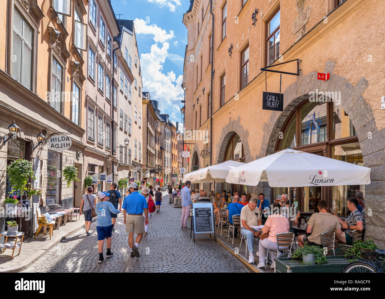Cafés, Restaurants und Geschäften auf der Österlånggatan in Gamla Stan (Altstadt), Insel Stadsholmen, Stockholm, Schweden Stockfoto