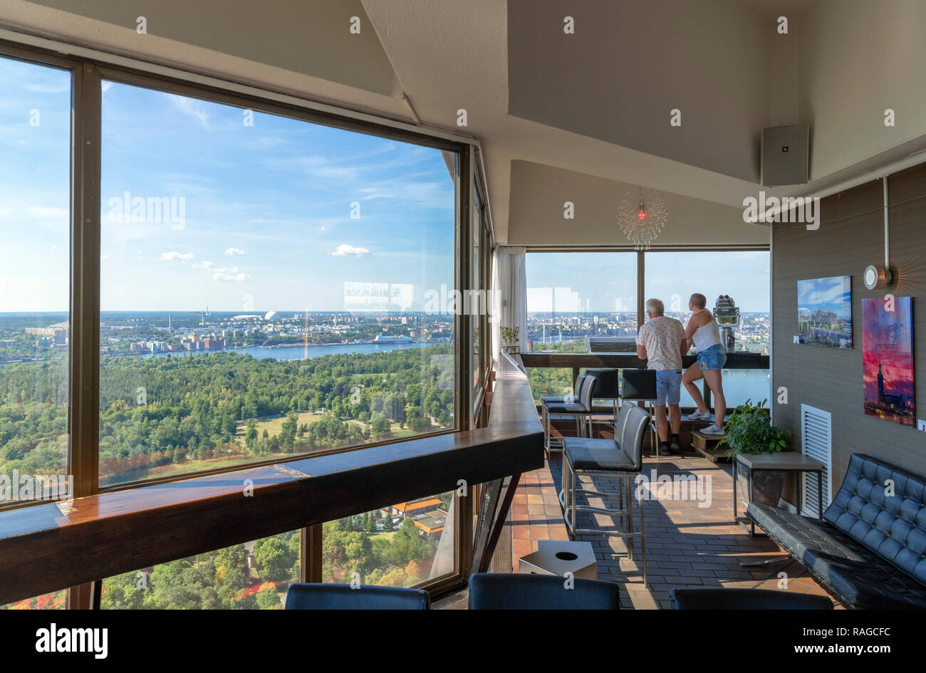 Blick über die Stadt von der Aussichtsplattform auf dem Fernsehturm Kaknästornet, Stockholm, Schweden Stockfoto