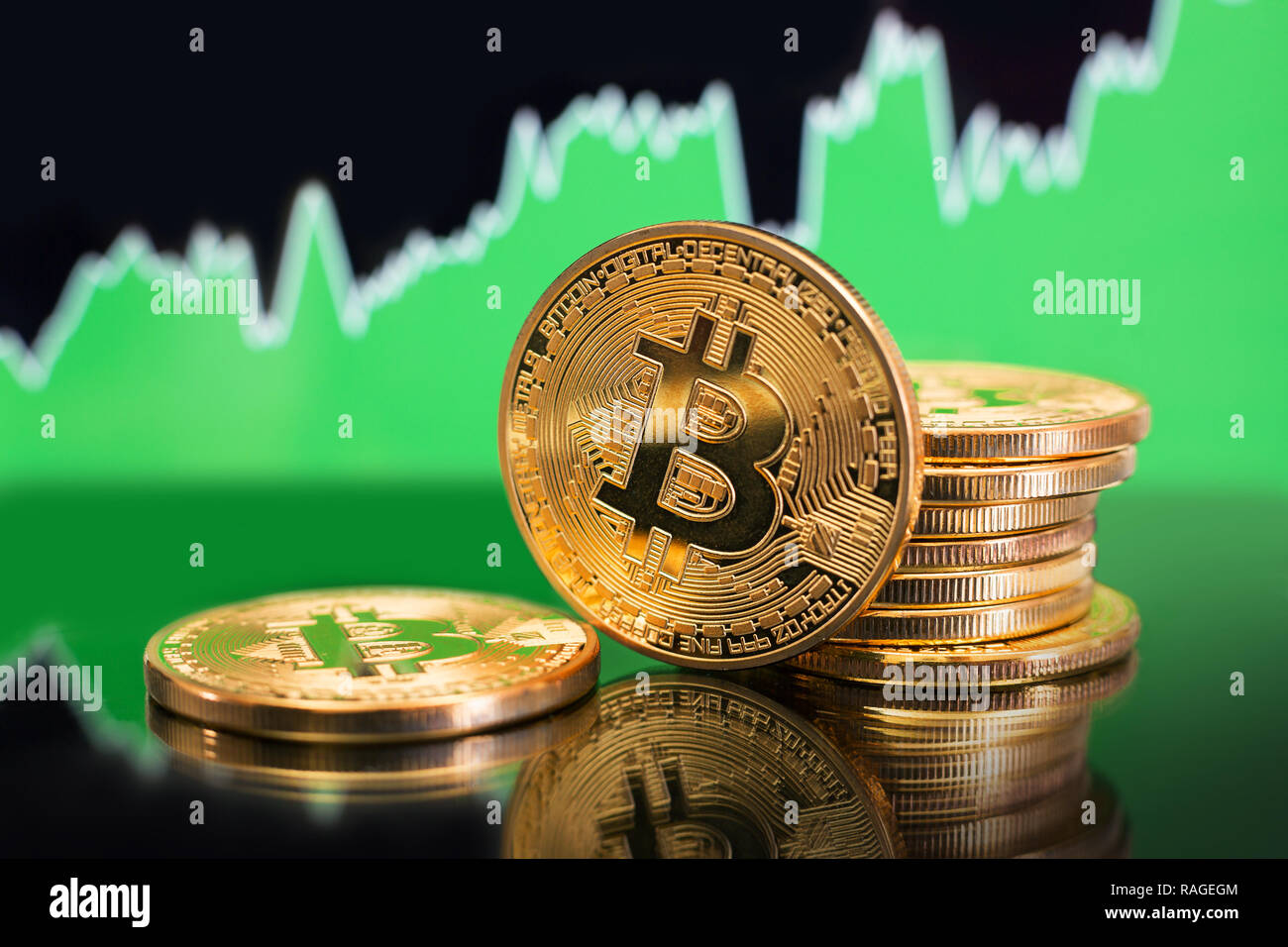 Stapel von Bitcoin Goldmünzen vor einem grünen zinsbullische Trend Chart. Preis steigen. Stockfoto