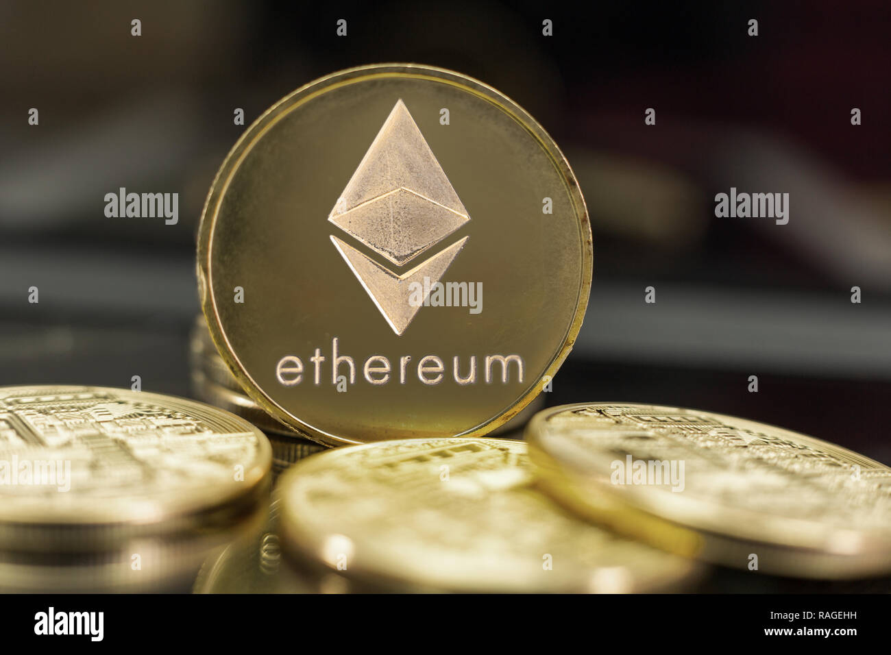 Des astraleums Münze und defokussiertem Hintergrund. Digitale cryptocurrency Konzept. Stockfoto