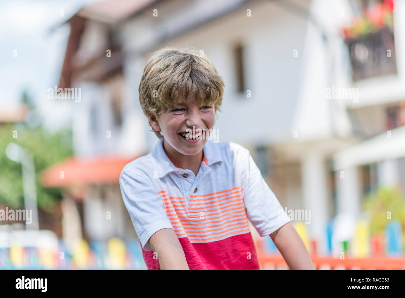 Porträt eines lächelnden Jungen mit einem unscharfen Hintergrund Stockfoto