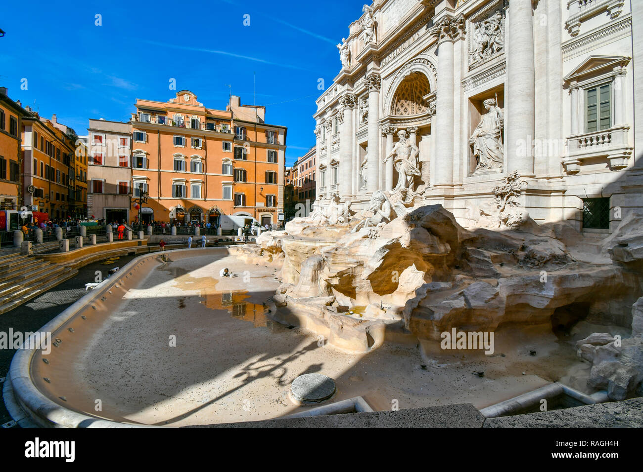 Kunsthistorikerin reinigt und pflegt die Leer, ausgelaugt Trevi Brunnen an einem sonnigen Nachmittag im frühen Herbst in Rom, Italien Stockfoto