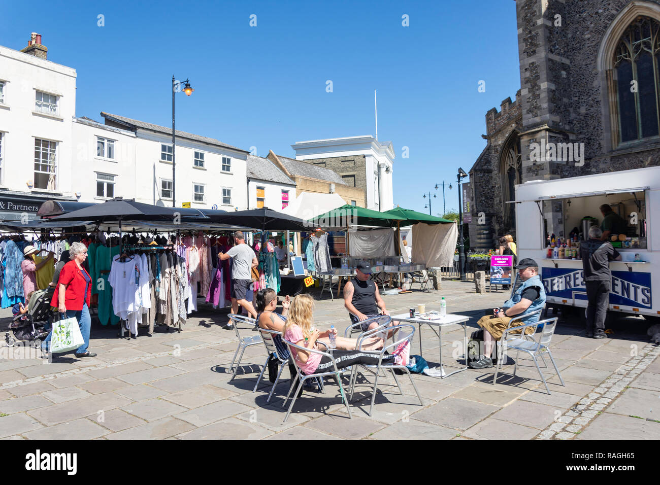 Imbiss und Kleidung stallls Sudbury Markt, Markt Hill, Sudbury, Suffolk, England, Vereinigtes Königreich Stockfoto