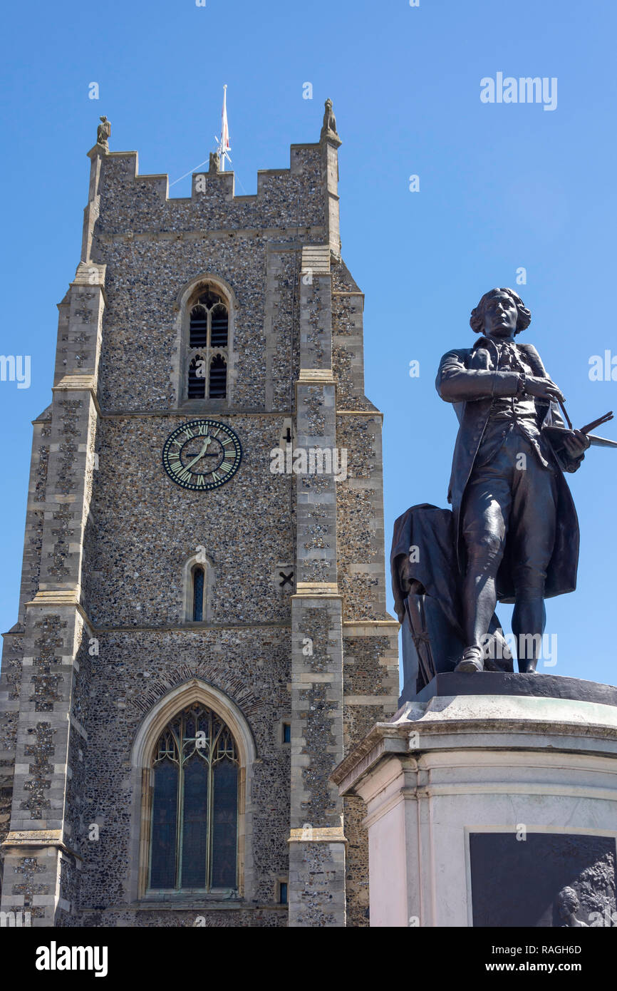 St Peter's Church (Gemeinschaft und Veranstaltungsort Künste) und Thomas Gainsborough Statue, Markt Hill, Sudbury, Suffolk, England, Vereinigtes Königreich Stockfoto