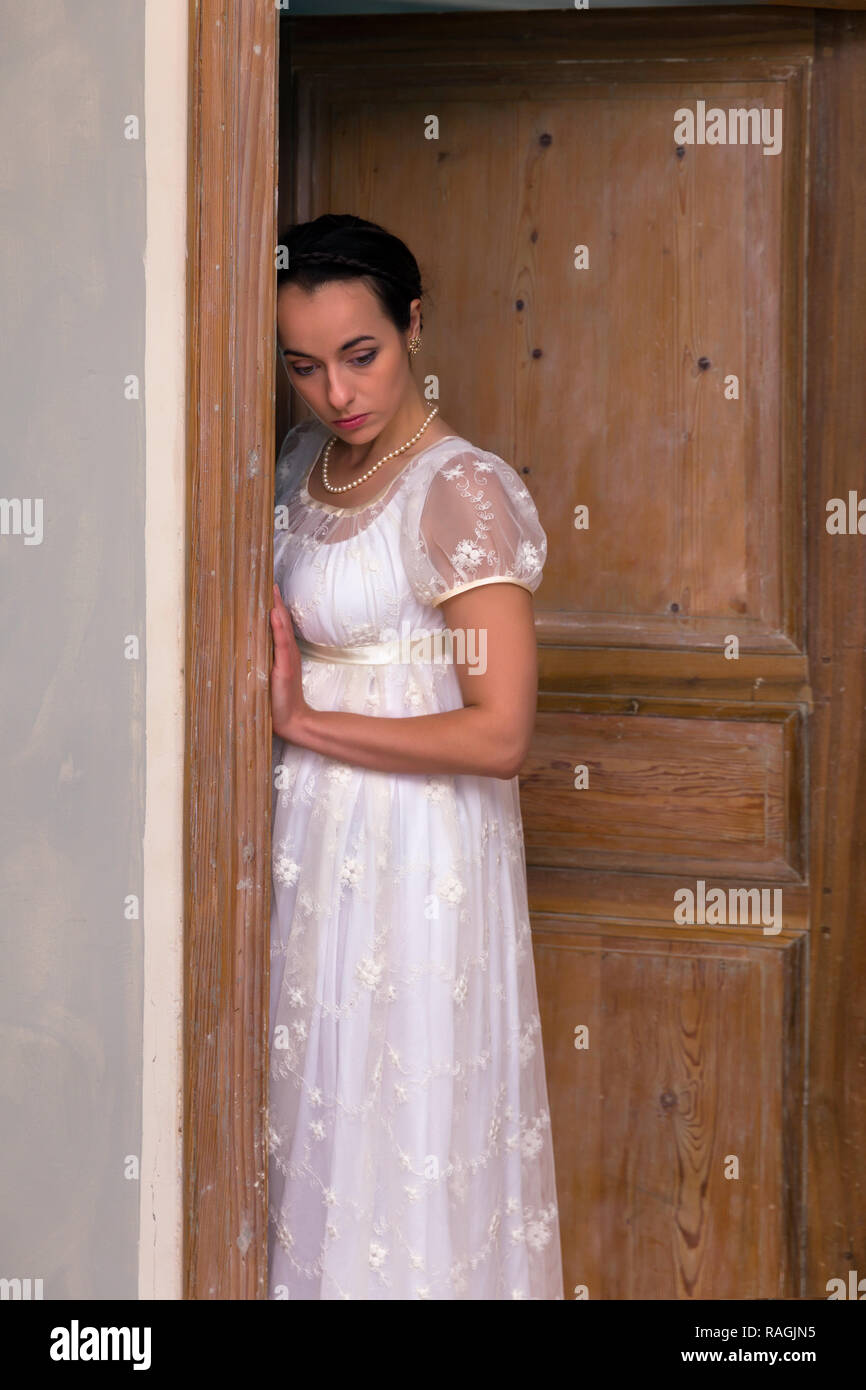 Junge Dame in authentischen Regency Kleid in einer Tür Stockfoto