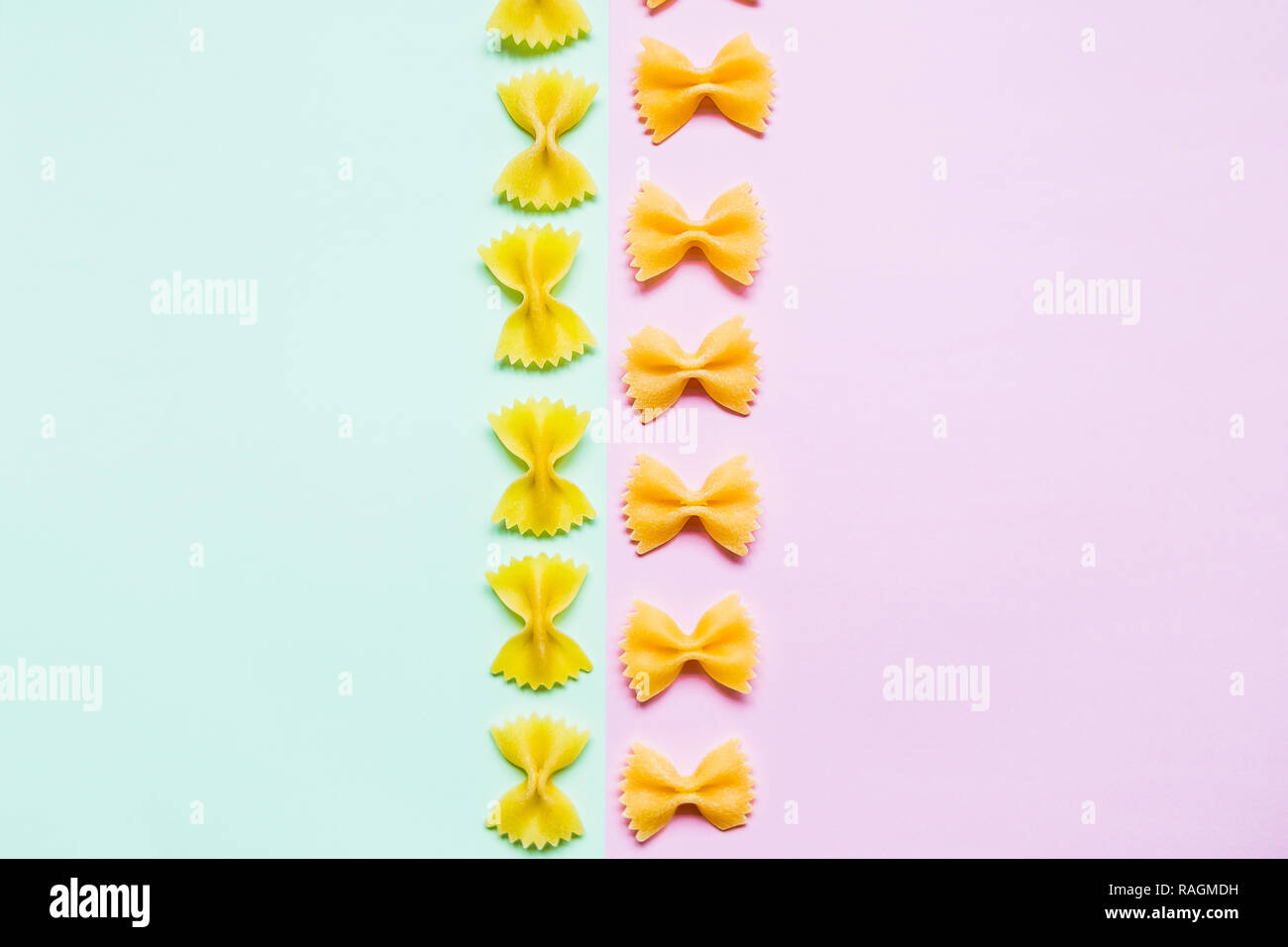 Italienische Lebensmittel Konzept und Design. Rohe Nudeln, Farfalle auf weißem Hintergrund mit Flach. Komposition mit Teigwaren auf pastellfarbenen Hintergrund. Kreative Poster, Tischdecke, Tuch. Platz kopieren Stockfoto