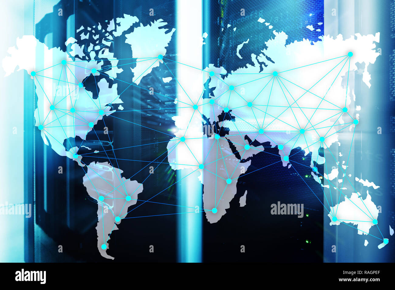 Internet und Telekommunikation Konzept mit Weltkarte auf server Raumhintergrund Stockfoto