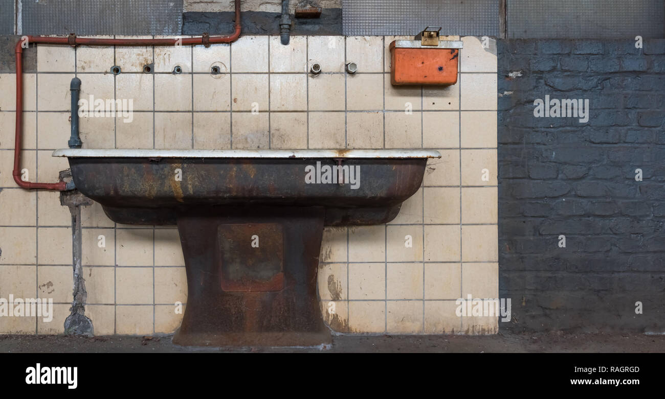 Die alte Spüle vor dem Fliesen- wand Stockfoto