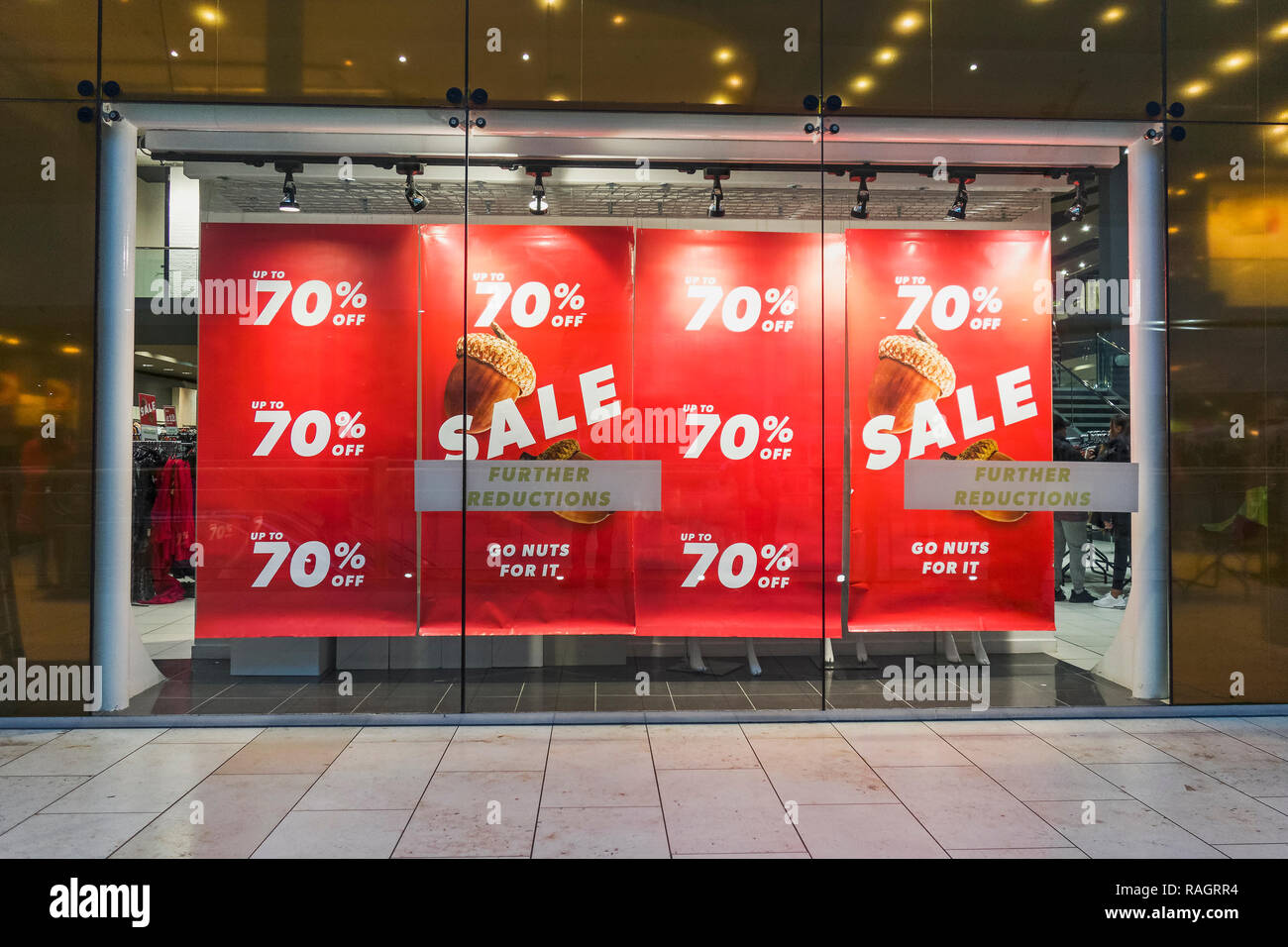 British Retail Stores Bekämpfung der Aufstieg im Internet einkaufen mit Januar Vertrieb. Stockfoto
