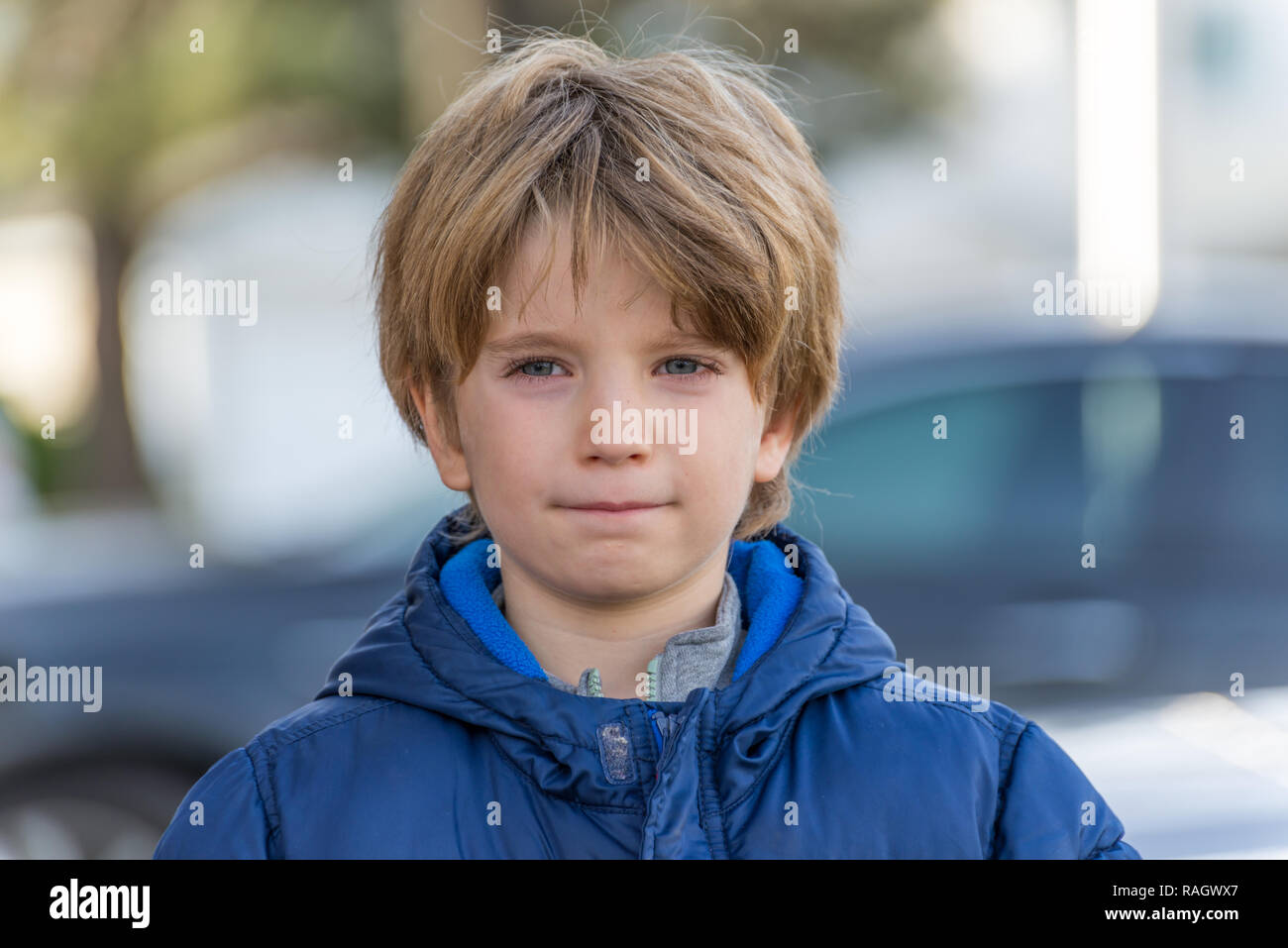 Porträt eines Jungen mit verschwommenen Hintergrund Stockfoto