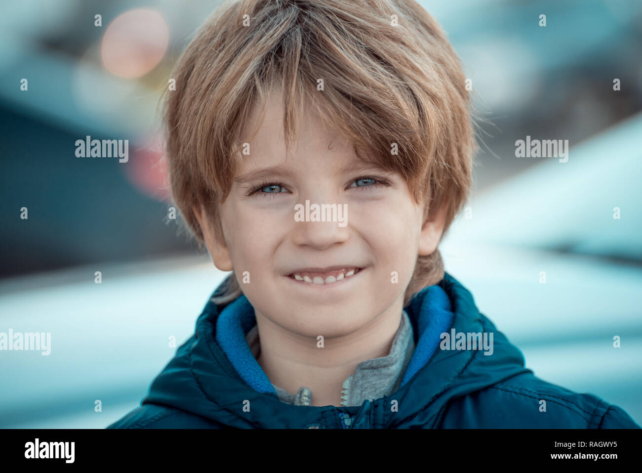 Porträt eines Jungen mit verschwommenen Hintergrund Stockfoto