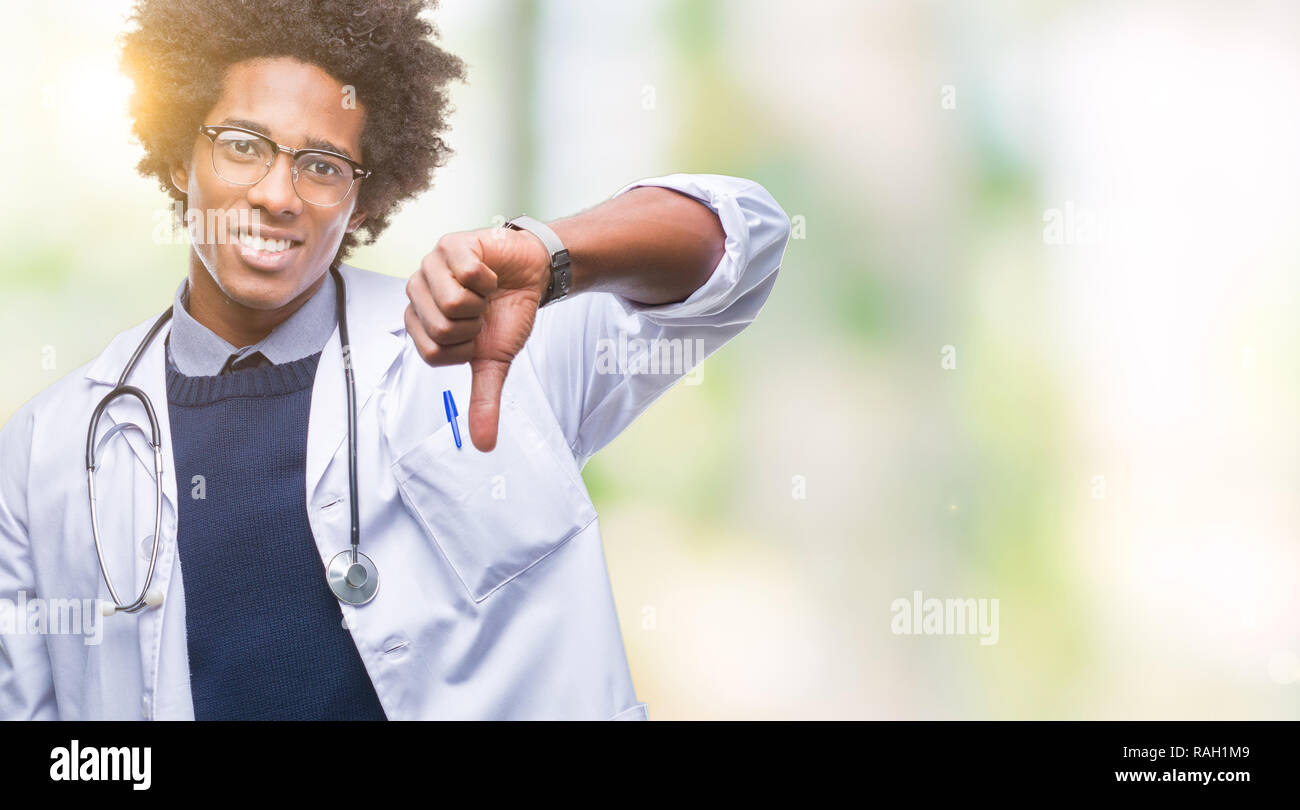 Afro-amerikanische Arzt Mann über isolierte Hintergrund unzufrieden und wütend, Ablehnung und negativ mit Daumen nach unten Geste. Schlechter Ausdruck. Stockfoto