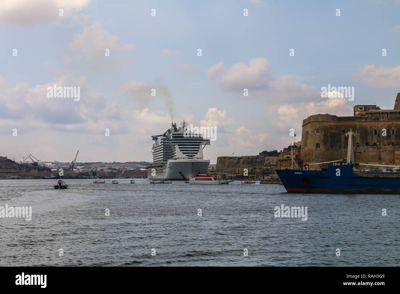 MSC Seaview cruiser Schiff ankern im Hafen von Valletta in Valletta, Malta. Stockfoto