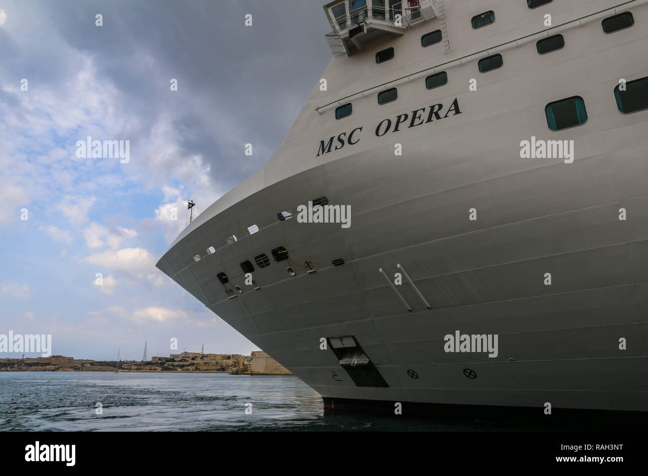 In der Nähe von enchoring MSC Opera cruiser Schiff in den Hafen von Valletta Valletta, Malta. Stockfoto