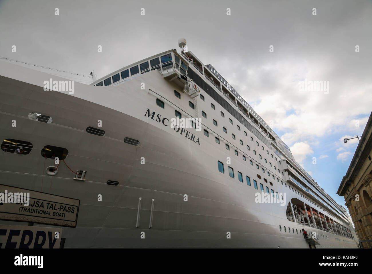 In der Nähe von enchoring MSC Opera cruiser Schiff in den Hafen von Valletta Valletta, Malta. Stockfoto