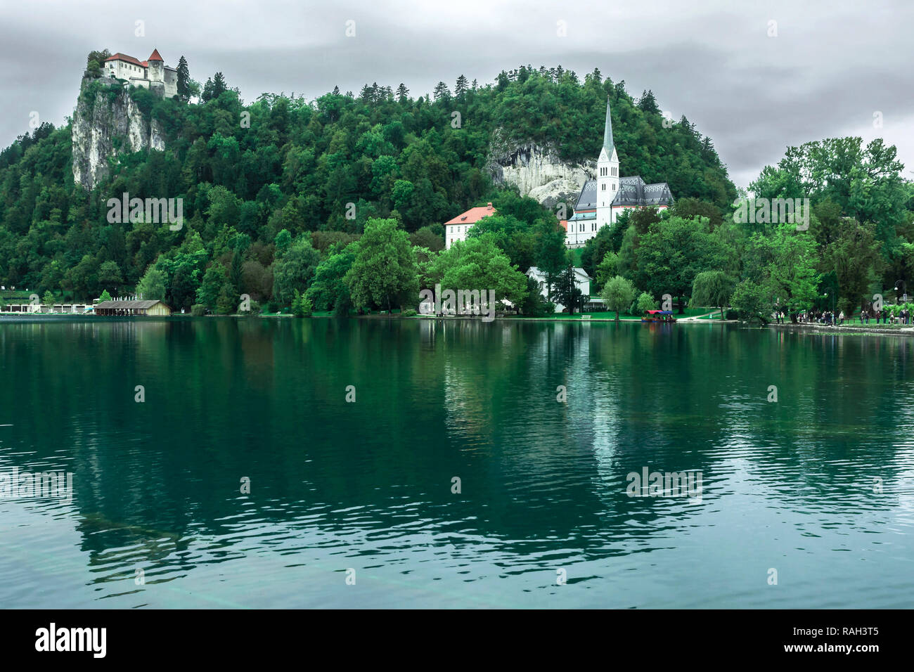 See mit Kirche und Burg auf dem Berg, Slowenien Bled, Europa Stockfoto
