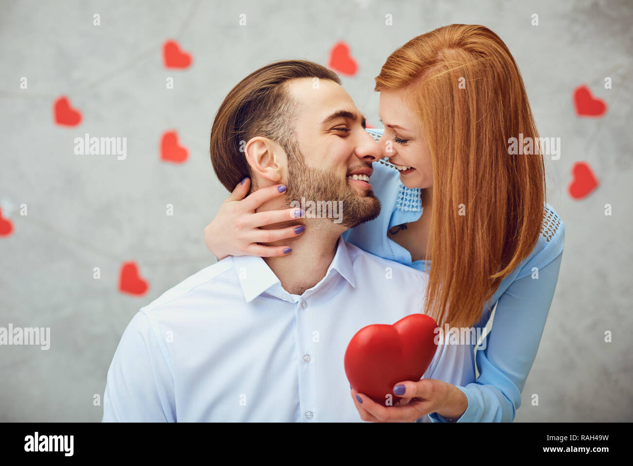 Glückliches Paar mit roten Herzen. Valentinstag. Stockfoto