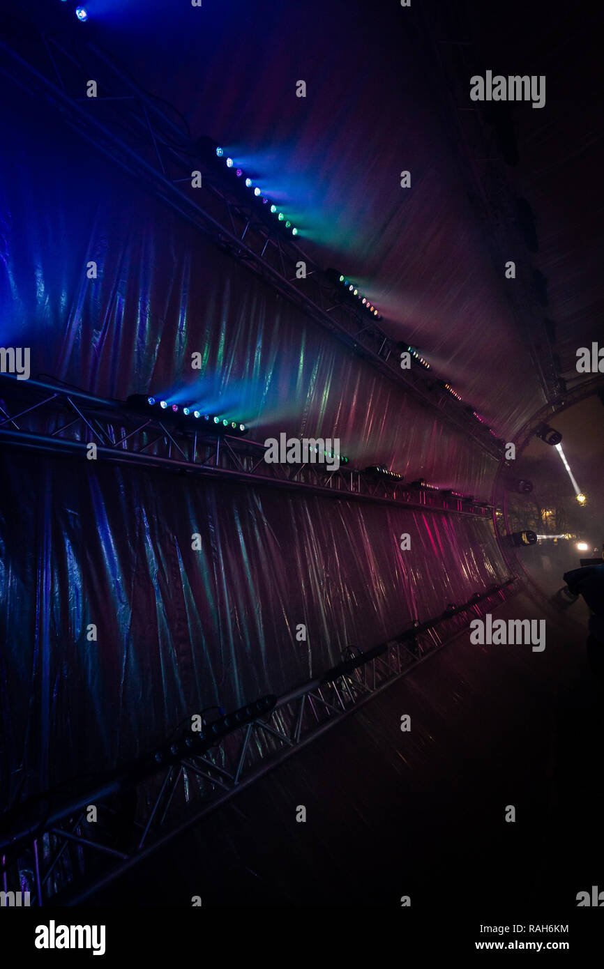 Die Innenseite des futuristischen abstrakte glühende photon Tunnel von DMX Licht gemacht Stockfoto
