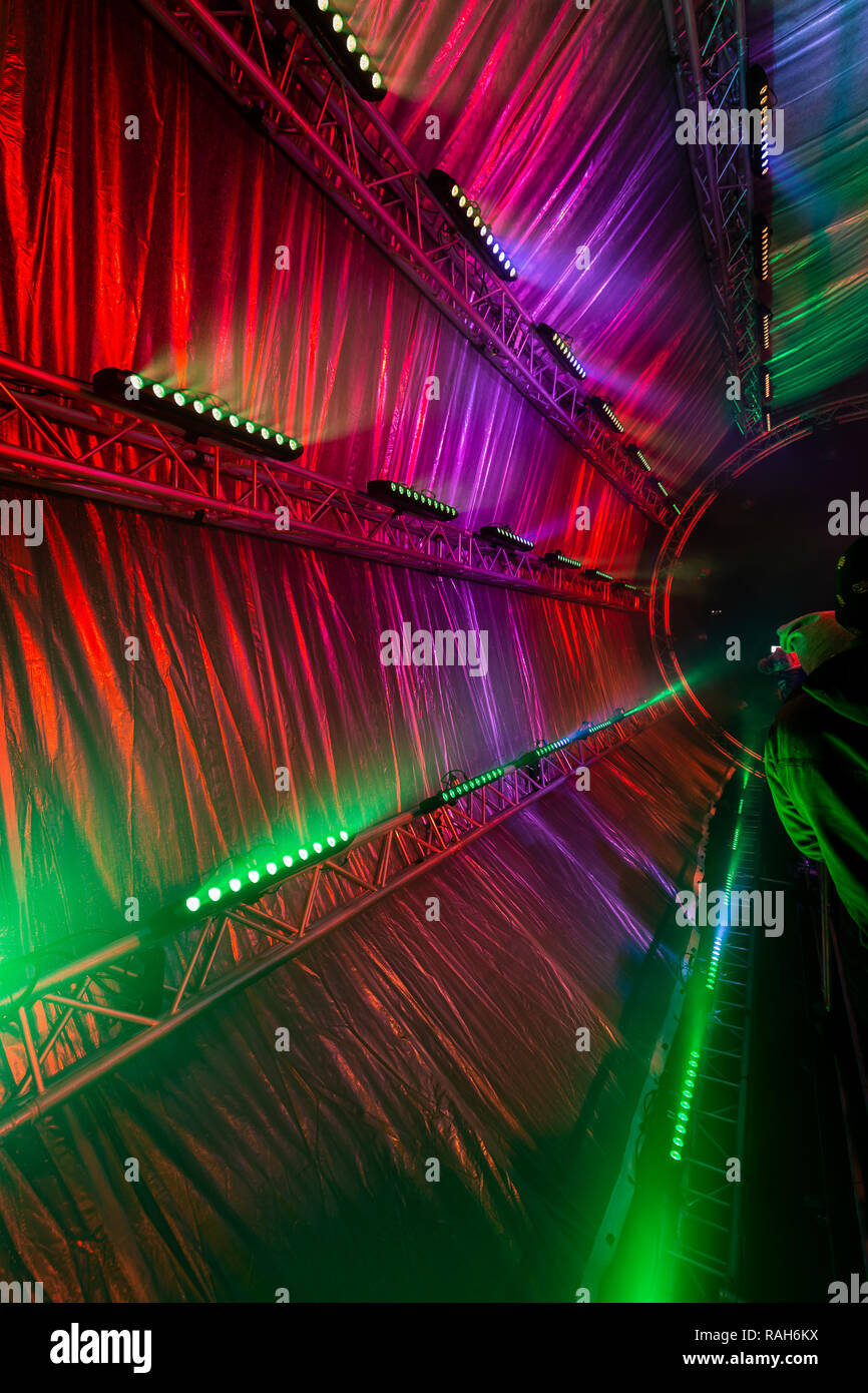 Futuristische abstrakte leuchtenden bunten photon Tunnel von DMX Licht gemacht Stockfoto
