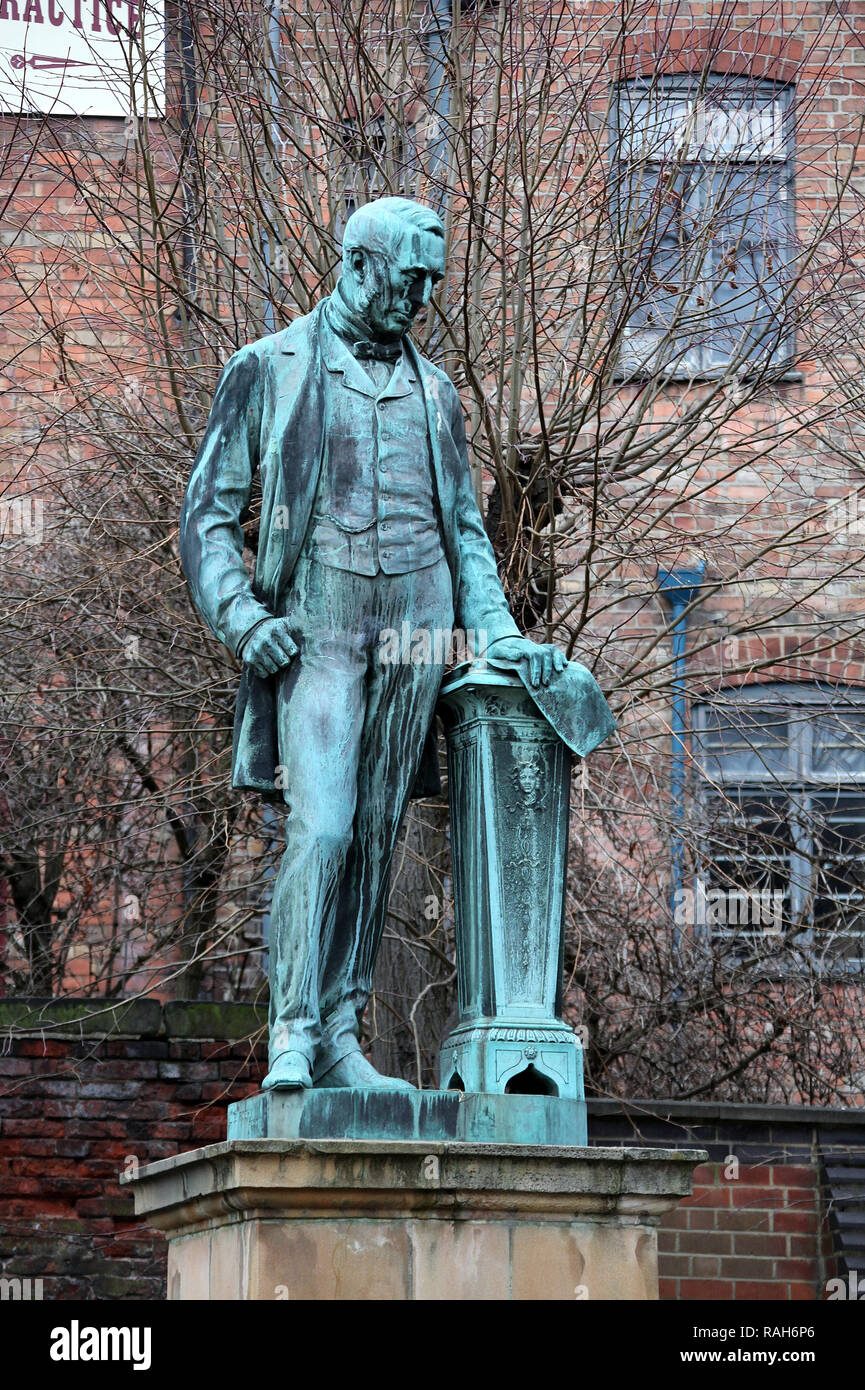 Statue von Michael Thomas Bass MP außerhalb Derby Museum Stockfoto