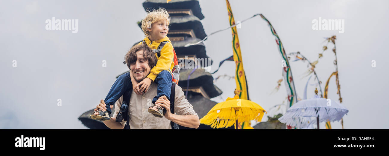 Vater und Sohn im Hintergrund von Pura Ulun Danu Bratan, Bali. Hindu Tempel umgeben von Blumen auf Bratan See, Bali. Große Shivaite wasser Tempel auf Bali, Indonesien. Hindu Tempel. Reisen mit Kindern Konzept BANNER, LANGE FORMAT Stockfoto