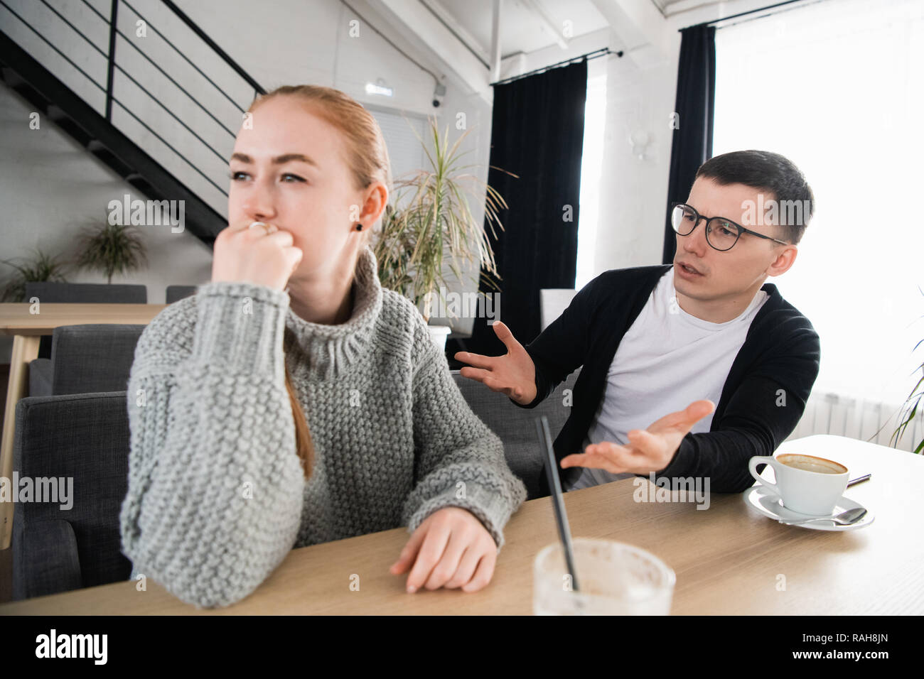 Paar kämpfen. Ein junger Mann versucht, ein Gespräch zu haben, während er sich von seiner Freundin ignoriert worden. Stockfoto