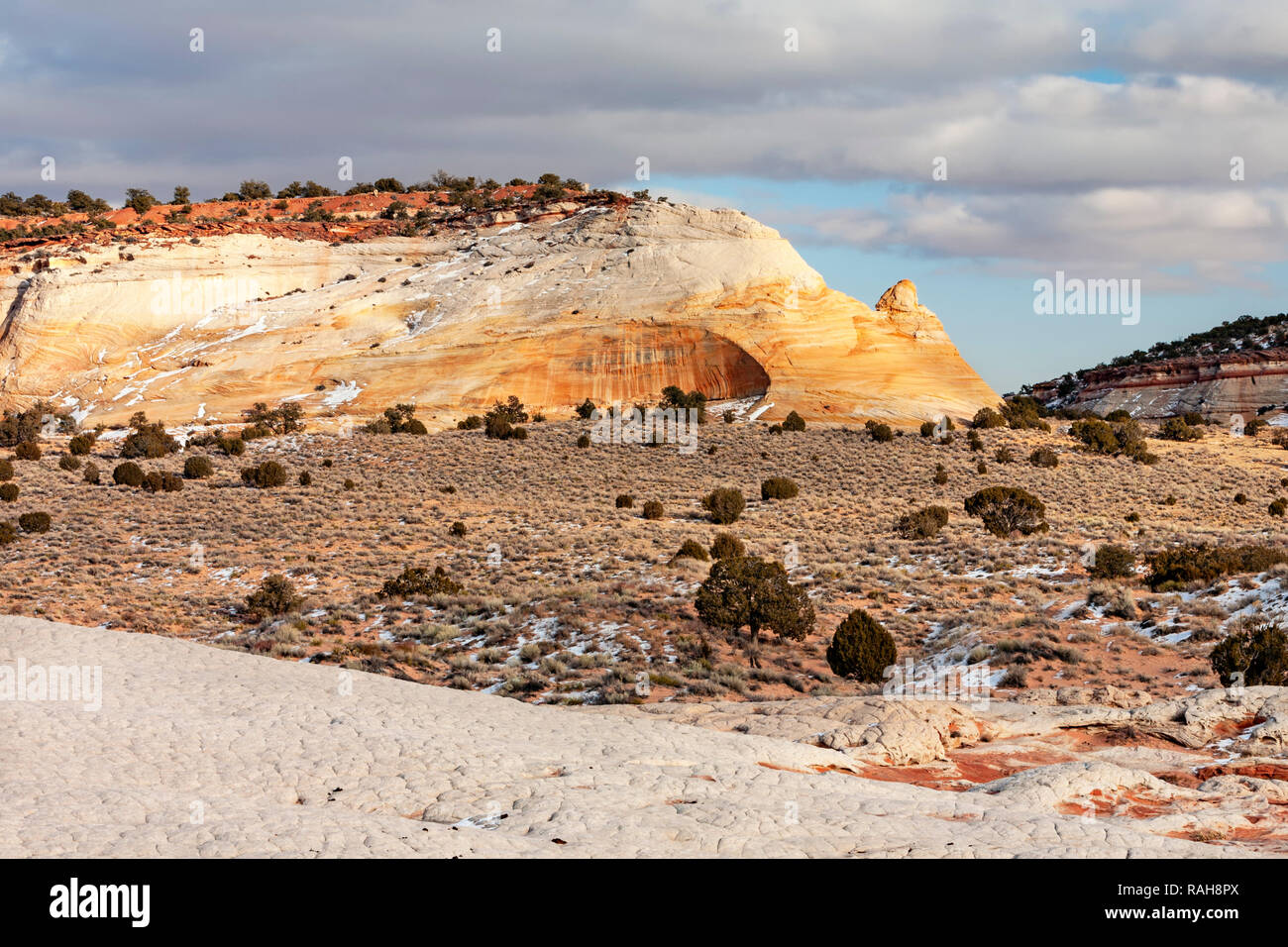 Bunte Butte mit bewölktem Himmel, Mesa, Wüste, Stockfoto
