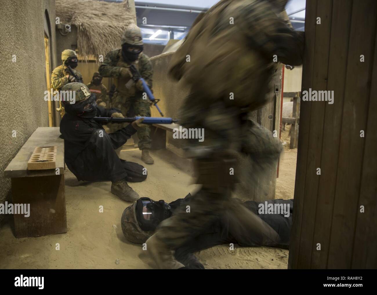 Marines mit Task Force Südwesten ausführen, um die Hilfe eines fiktiven freundlich Kämpfer während insider Bedrohung Ausbildung bei der Infanterie Immersion Trainer in Camp Lejeune, N.C., Feb 3, 2017. Diese Szenarien herausgefordert, ihre Berater Fähigkeiten, sowie ihre Fähigkeit zur Identifikation von Bedrohungen mit simunition Umläufe neutralisieren und. Die Marines sind geplant als Teil der Task Force in der Provinz Helmand, Afghanistan zu trainieren, beraten und die nationale afghanische Armee 215 Corps 505th Zone der Nationalen Polizei Unterstützung bereitzustellen. Stockfoto