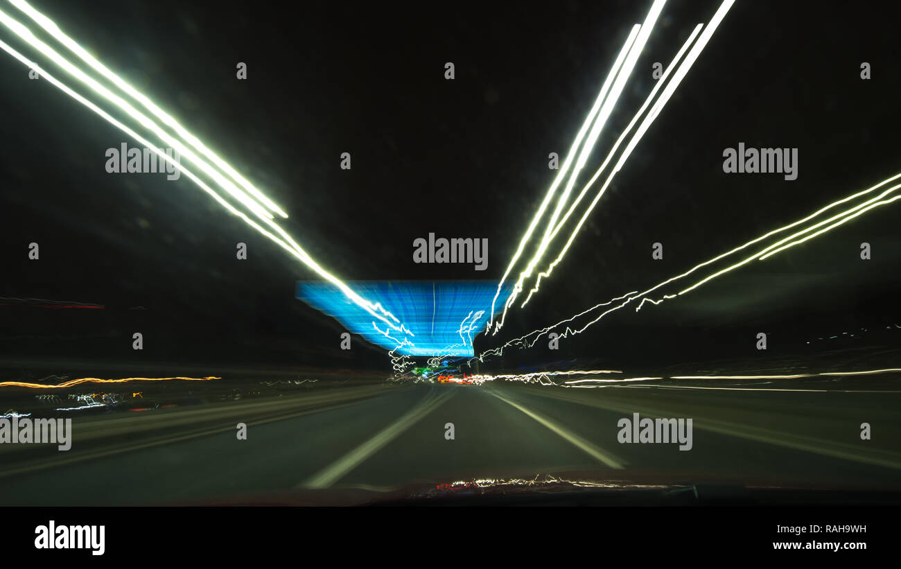 Fahren Sie auf der Autobahn M8 über Glasgow nachts auf eine langsame Exposition Kamera einstellung der Motion Blur und Geschwindigkeit des Autos zu zeigen. Glasgow, Großbritannien Stockfoto