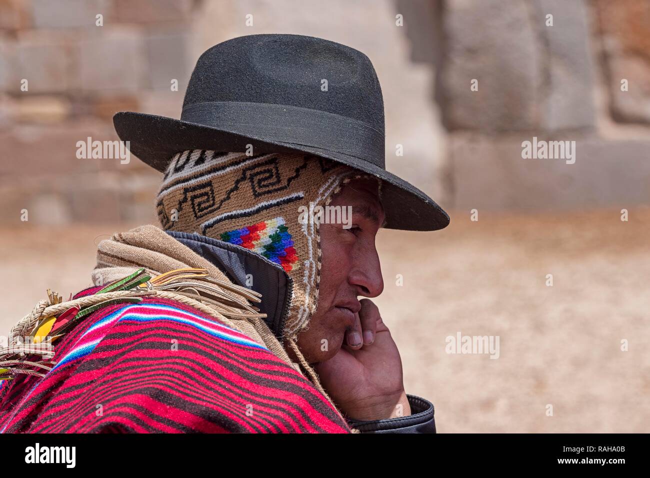 Indigene Menschen in typischen nationalen Kleidung mit typischen Hut, Tihuanaku, Tiawanacu, Tiahuanaco, UNESCO Weltkulturerbe Stockfoto