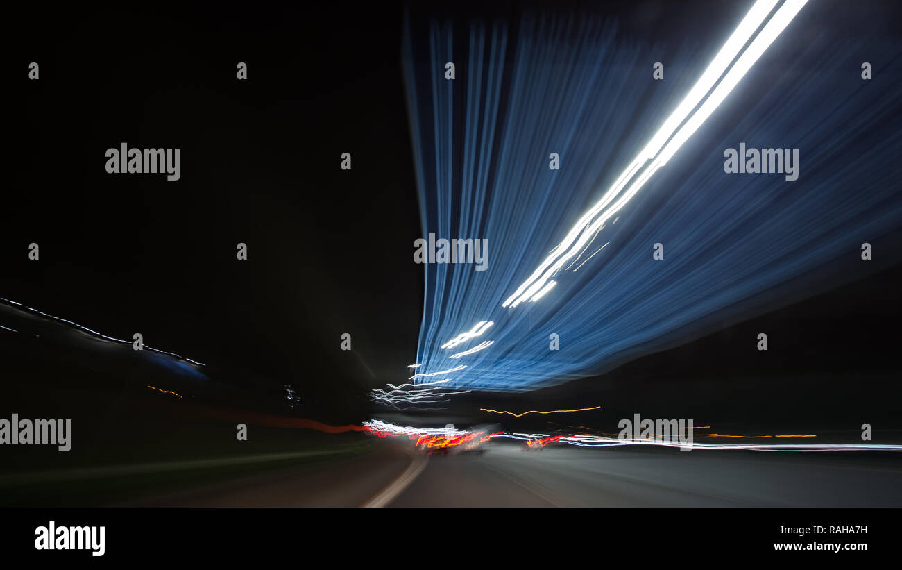 Fahren Sie auf der Autobahn M8 über Glasgow nachts auf eine langsame Exposition Kamera einstellung der Motion Blur und Geschwindigkeit des Autos zu zeigen. Glasgow, Großbritannien Stockfoto