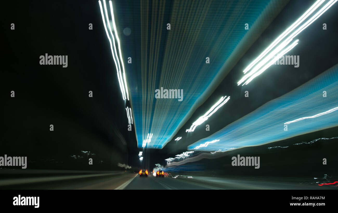 Fahren Sie auf der Autobahn M8 über Glasgow nachts auf eine langsame Exposition Kamera einstellung der Motion Blur und Geschwindigkeit des Autos zu zeigen. Glasgow, Großbritannien Stockfoto