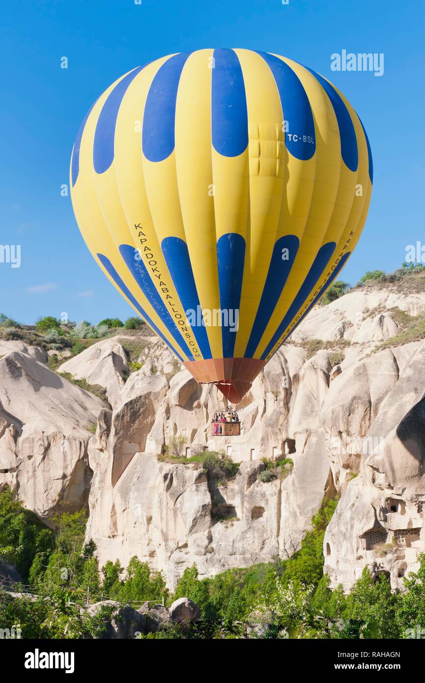 Mit dem Heißluftballon über das Tal von Göreme in Kappadokien, Türkei, Asien Stockfoto