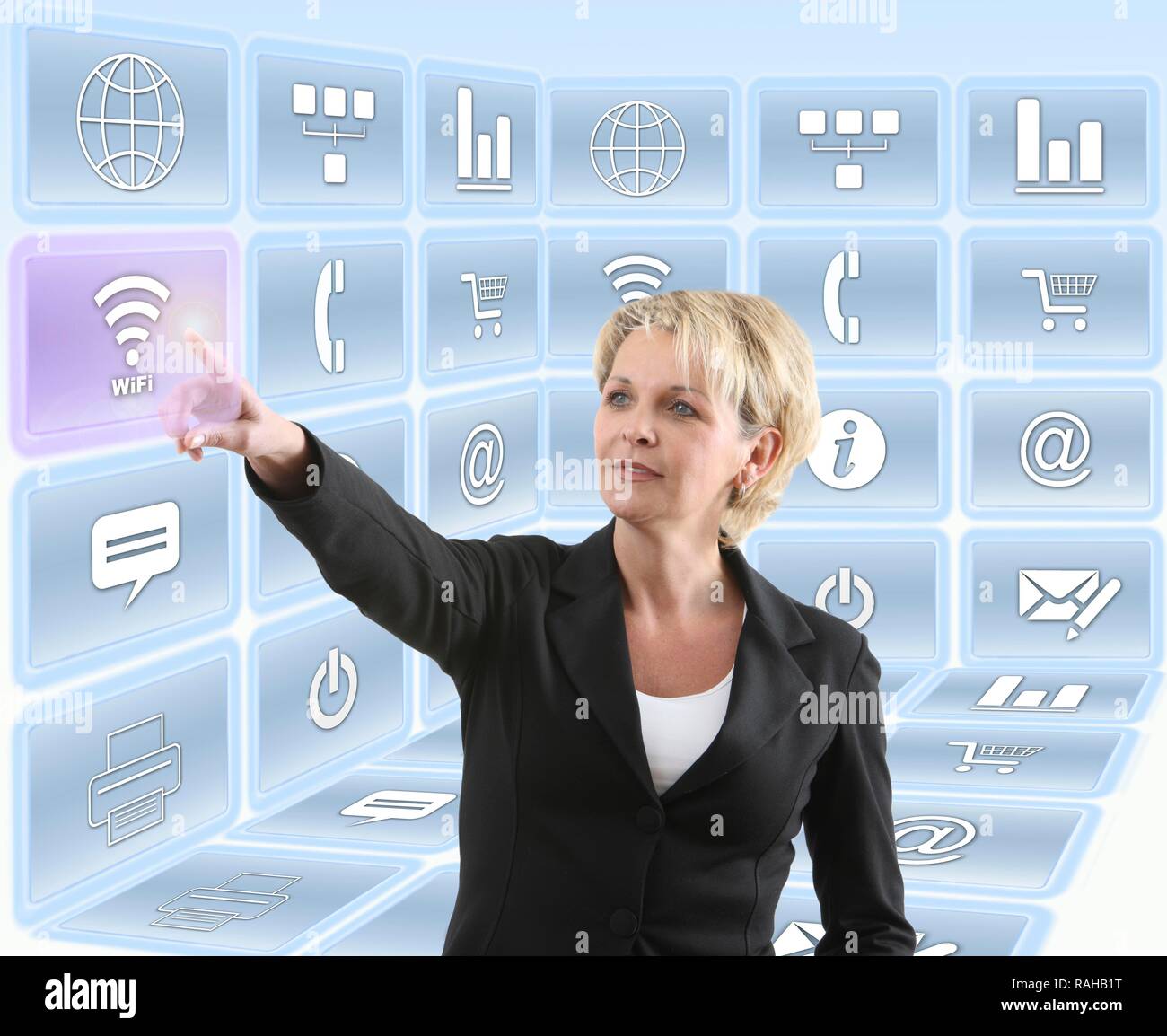 Frau mit virtuellen Symbole, interaktive Benutzeroberfläche, symbolische Bild für virtuelle Arbeit Stockfoto