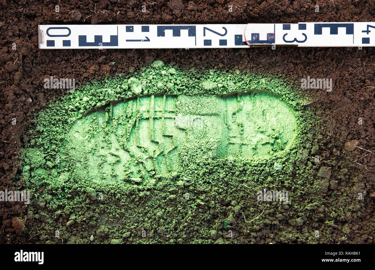 Kriminalpolizei, Polizei, schuhabdruck am Tatort, Drucken sichtbar gemacht mit grünen Sprühfarbe und Stockfoto