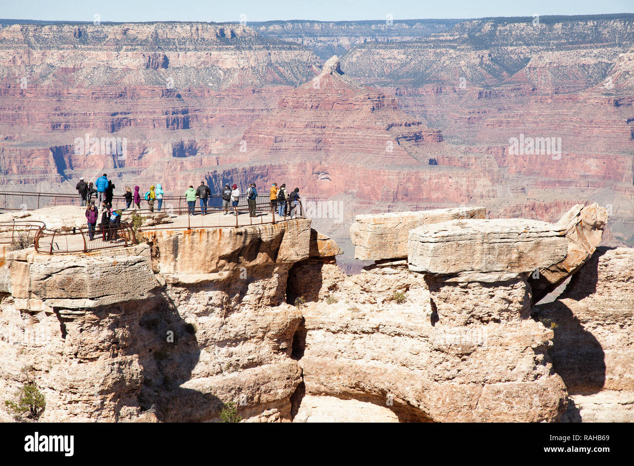 Die Leute an der Mathers Point Lookout am Grand Canyon South Rim in Arizona Stockfoto