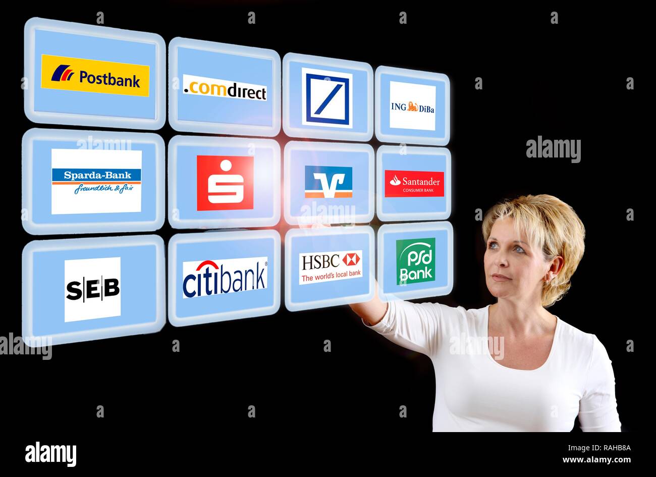 Frau arbeiten mit einer virtuellen Bildschirm, Touchscreens, Banken, Finanzinstitute Stockfoto