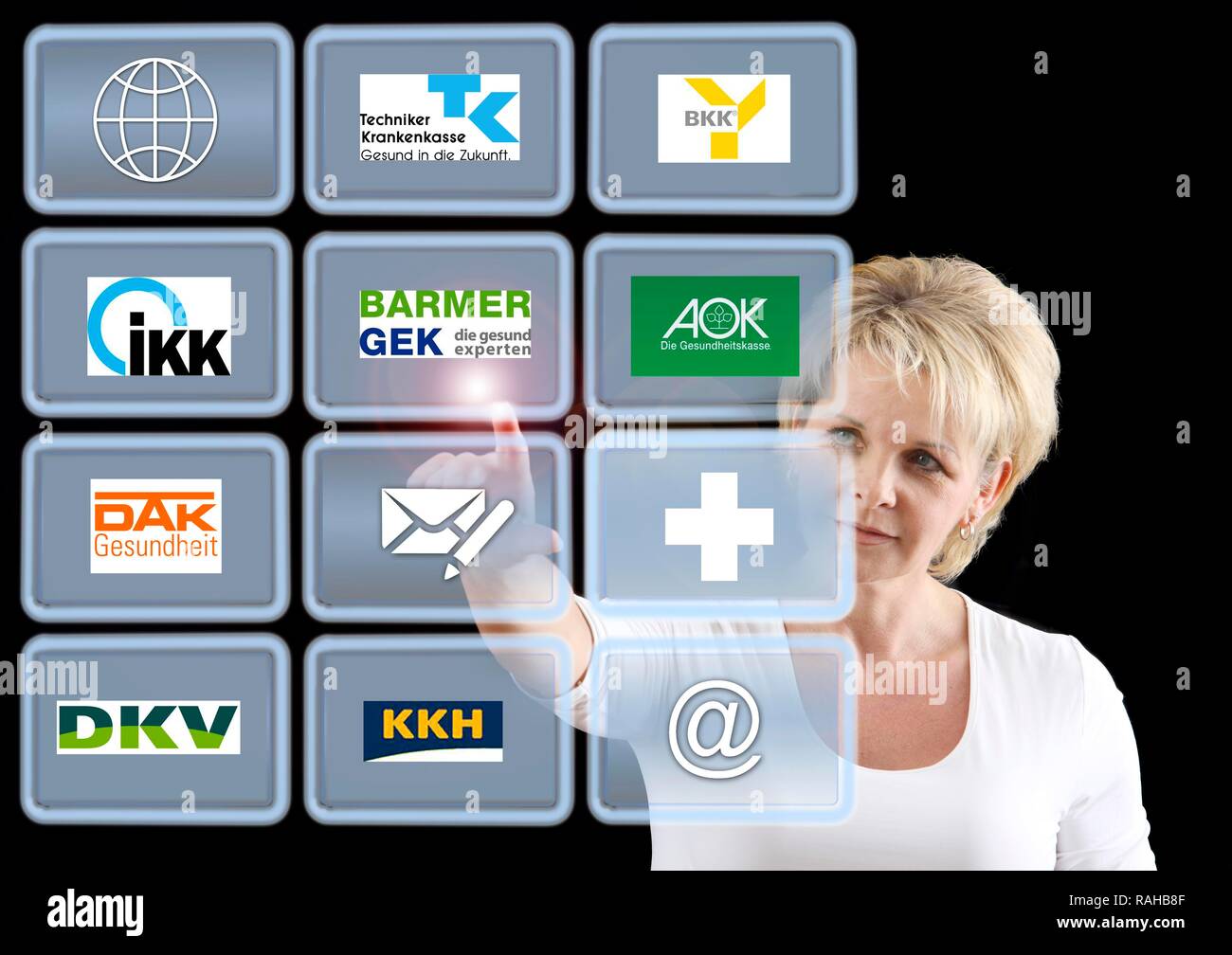 Frau arbeiten mit einer virtuellen Bildschirm, Touchscreens, deutscher Krankenkassen Stockfoto