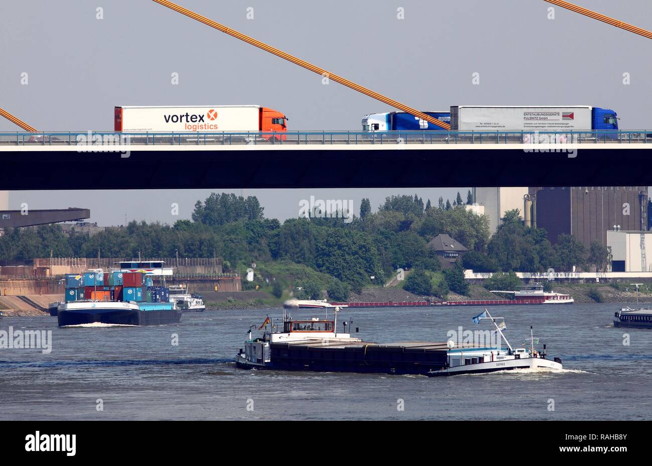 Fracht, Transport auf dem Land eine auf Wasser, Lkw auf der Autobahn A40, Autobahn, Brücke und Frachtschiffe auf dem Rhein Stockfoto